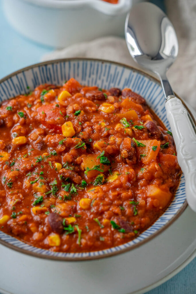 Chili sin Carne - vegetarisches Chili mit roten Linsen
