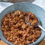 Knuspriges Müsli selber machen - Granola mit Zimt, Kakao und Vanille
