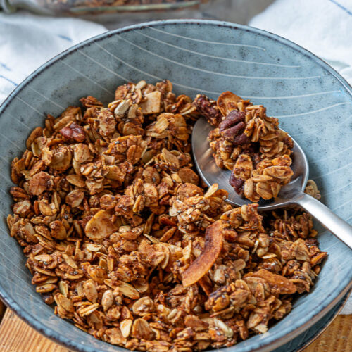 Knuspriges Müsli selber machen - Granola mit Zimt, Kakao und Vanille