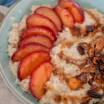 Leckeres Porridge mit Pflaumen