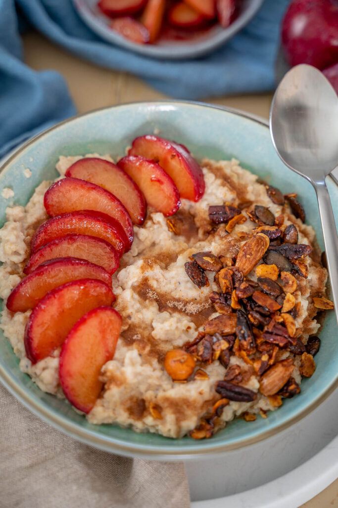 Köstliches Frühstück mit Porridge und Pflaumen aus Südafrika