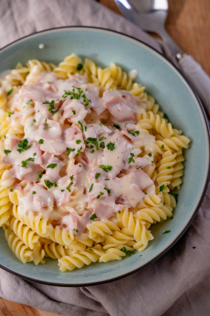 Schinken-Sahne-Soße mit Nudeln – einfaches Mittagessen in 20 Minuten