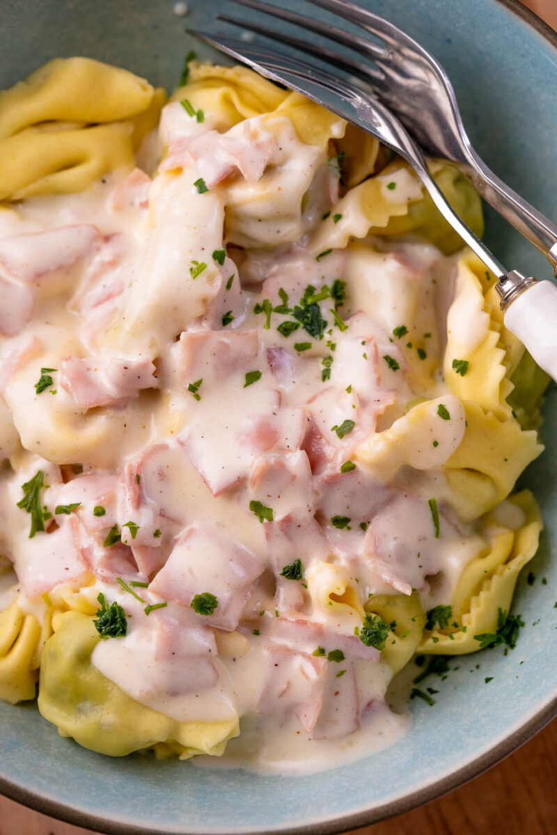 Schinken-Sahne-Soße mit Nudeln – einfaches Mittagessen in 20 Minuten