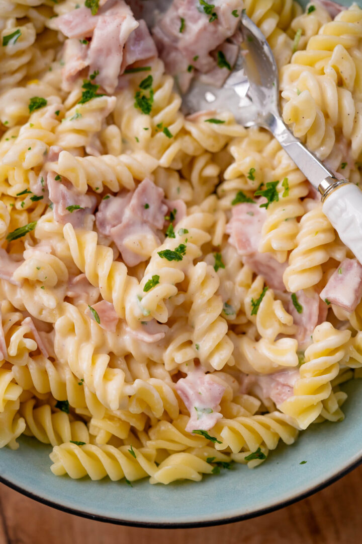Schinken-Sahne-Soße mit Nudeln – einfaches Mittagessen in 20 Minuten