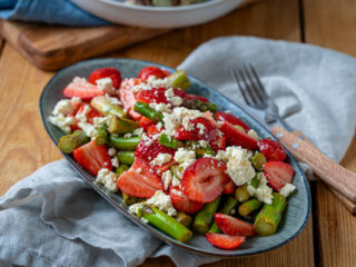 Rezept für grünen Spargelsalat mit Erdbeeren und Feta