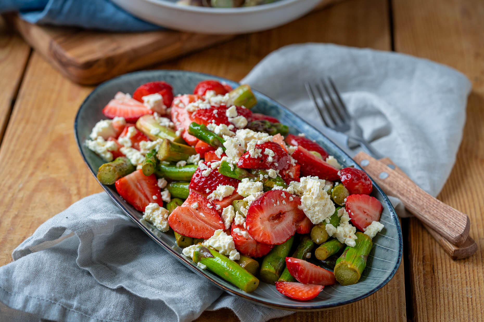 Rezept für grünen Spargelsalat mit Erdbeeren und Feta