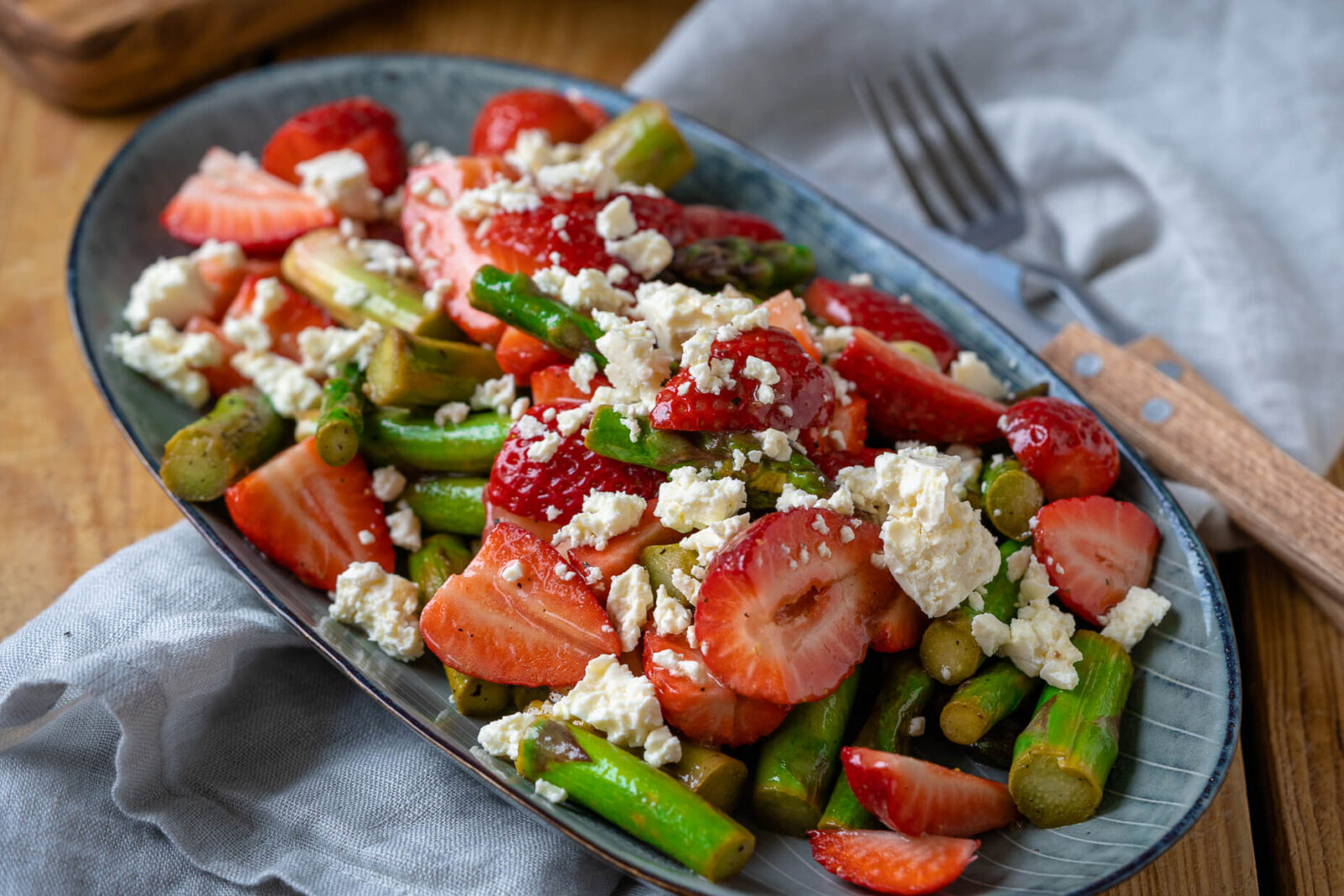 Grüner Spargelsalat mit Erdbeeren und Feta - Einfach Malene Grüner Spargelsalat mit Erdbeeren und Feta - Einfach Malene