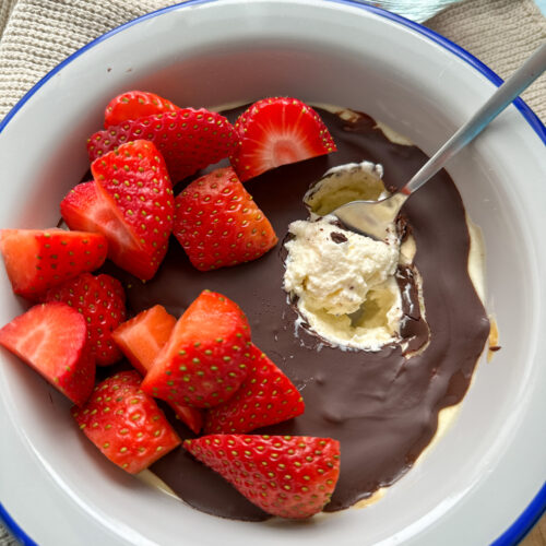 Kaesekuchen-Bowl-mit-Erdbeeren