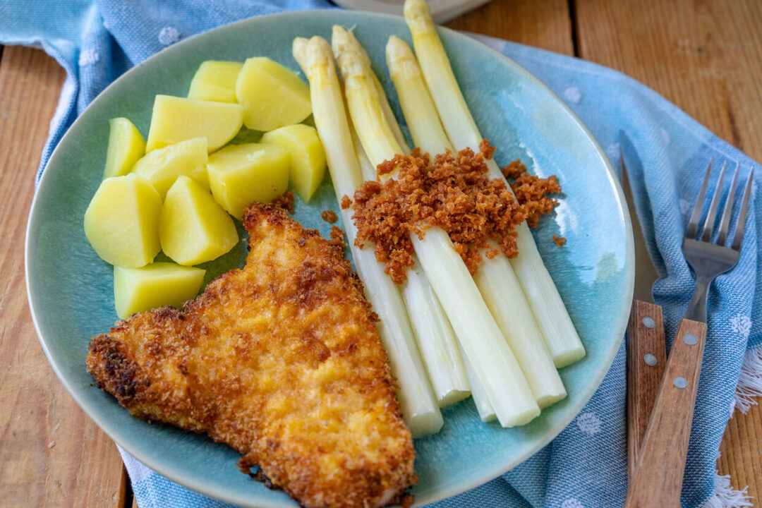 Spargelrezepte: So einfach kochst du Spargel mit Semmelbröseln ...