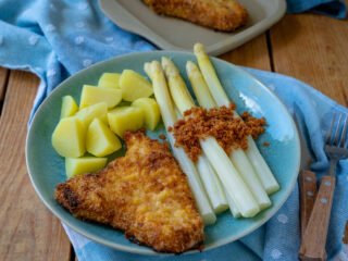 Ofenschnitzel - super zartes Fleisch als Beilage zu Spargel