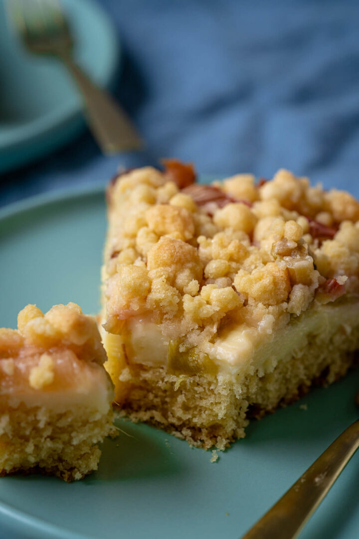 Leckerer Rhabarber Puddingkuchen mit Streuseln