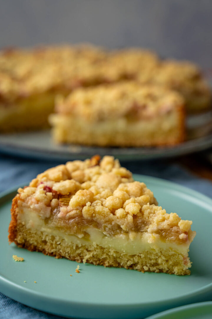 Leckerer Rhabarber Puddingkuchen mit Streuseln