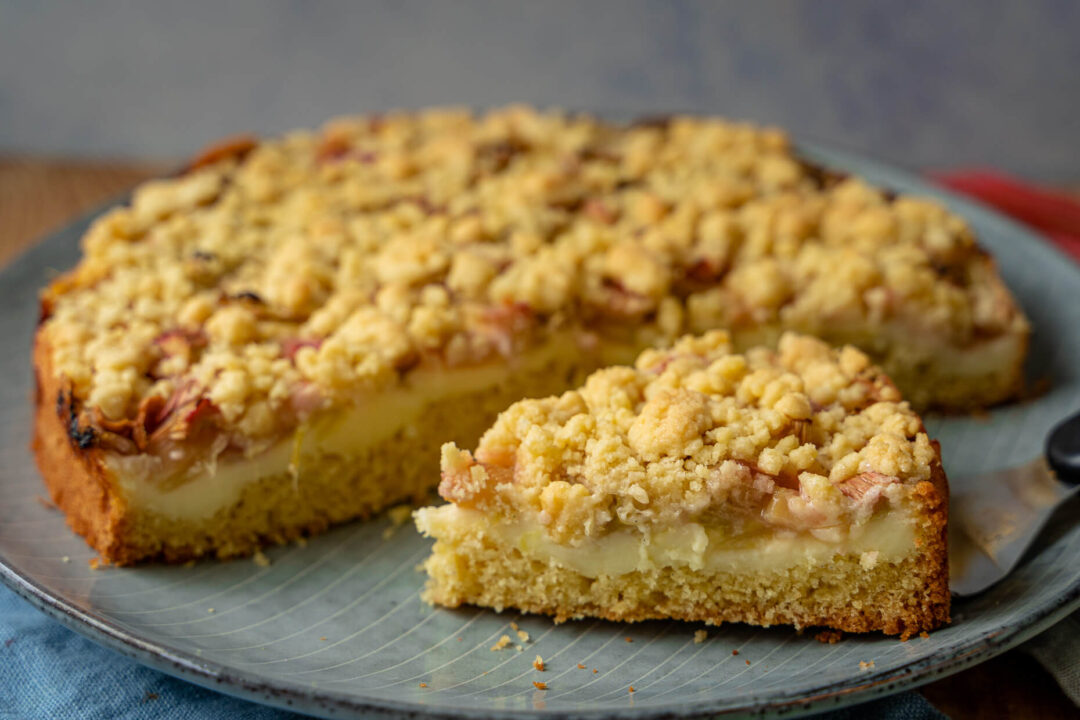 Leckerer Rhabarber Puddingkuchen mit Streuseln