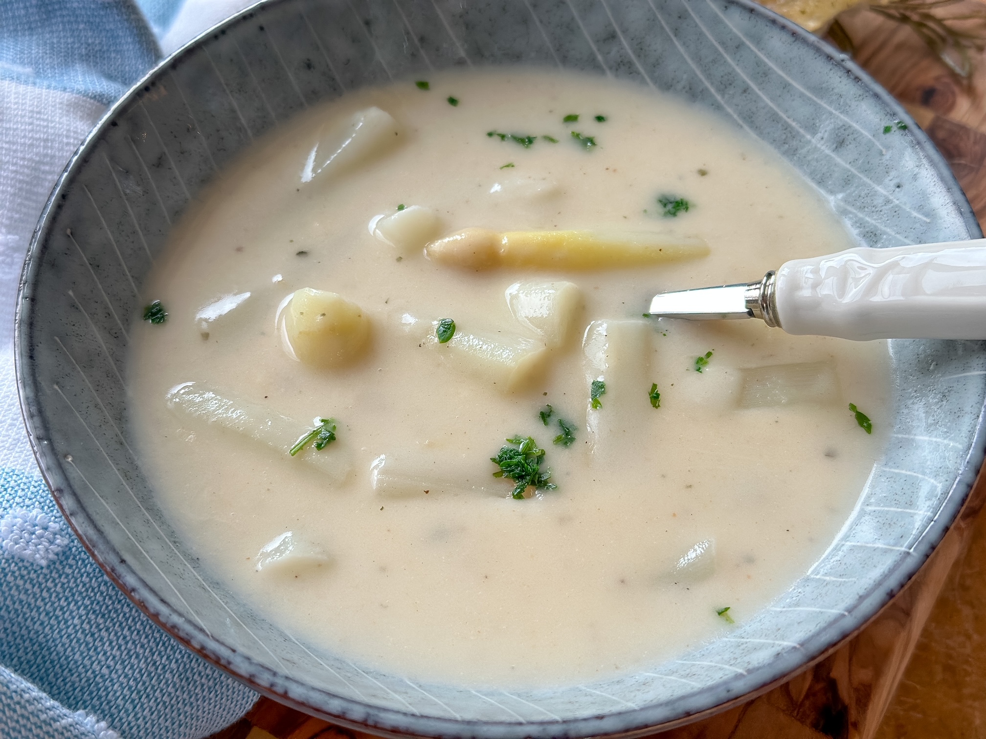 Spargelsuppe aus Spargelwasser