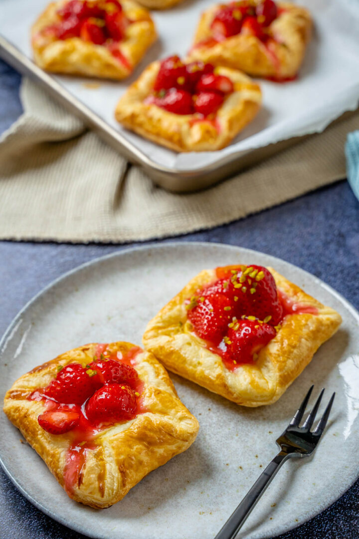 Erdbeer Pudding Blätterteig Teilchen - ruck zuck Kuchengenuss - Einfach ...