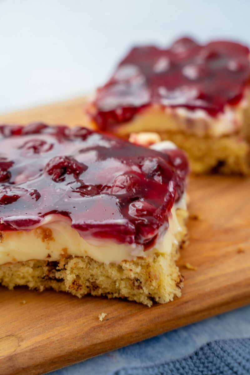 Kirschkuchen mit Pudding - super leckerer Schmandkuchen vom Blech ...