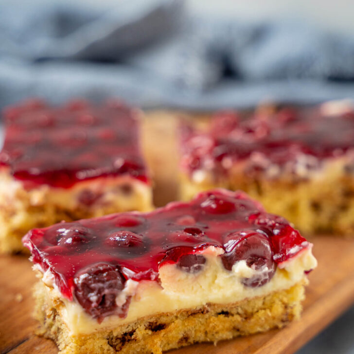 Kirschkuchen mit Pudding - super leckerer Schmandkuchen vom Blech ...