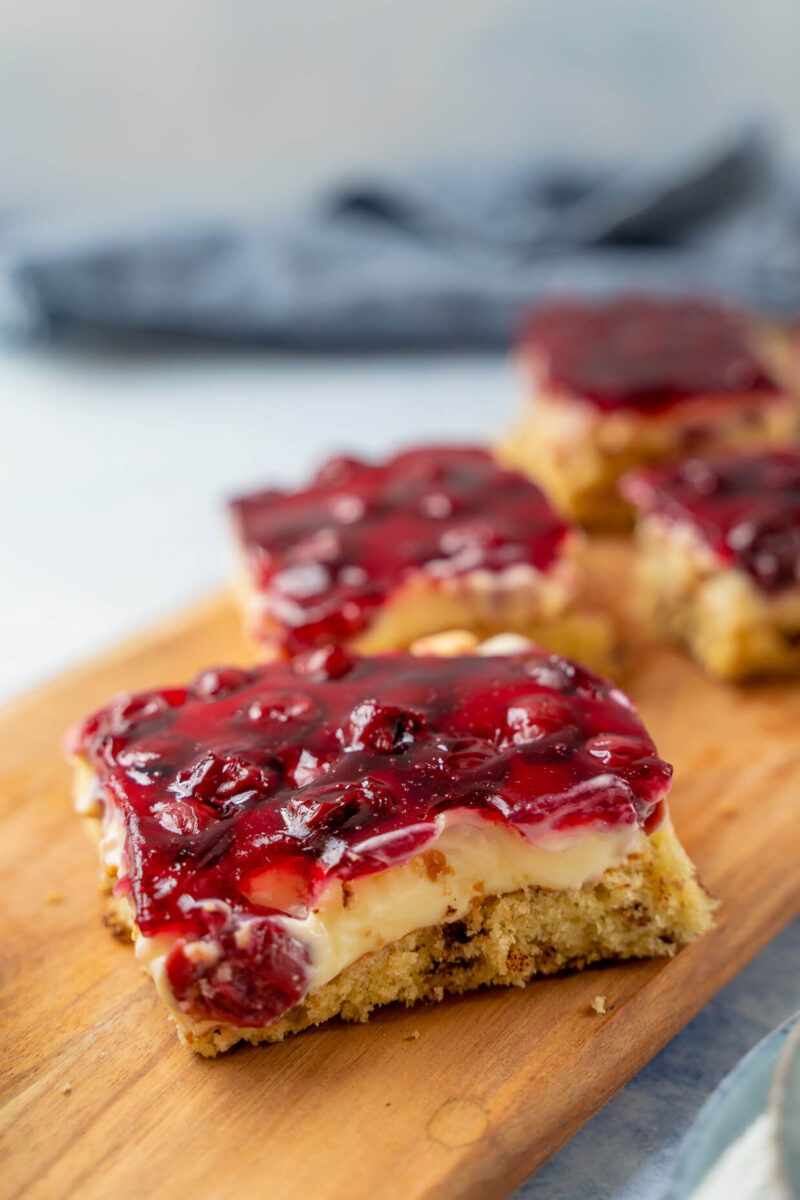 Kirschkuchen mit Pudding - super leckerer Schmandkuchen vom Blech ... Kirschkuchen mit Pudding - super leckerer Schmandkuchen vom Blech ...