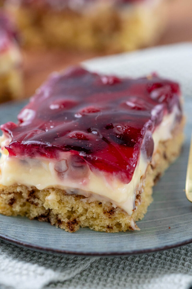 Kirschkuchen mit Pudding - super leckerer Schmandkuchen vom Blech ...