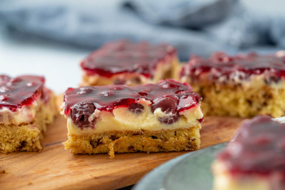 Kirschkuchen mit Pudding - super leckerer Schmandkuchen vom Blech ...