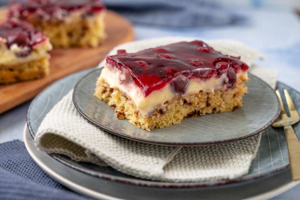 Kirschkuchen mit Pudding - super leckerer Schmandkuchen vom Blech ... Kirschkuchen mit Pudding - super leckerer Schmandkuchen vom Blech ...