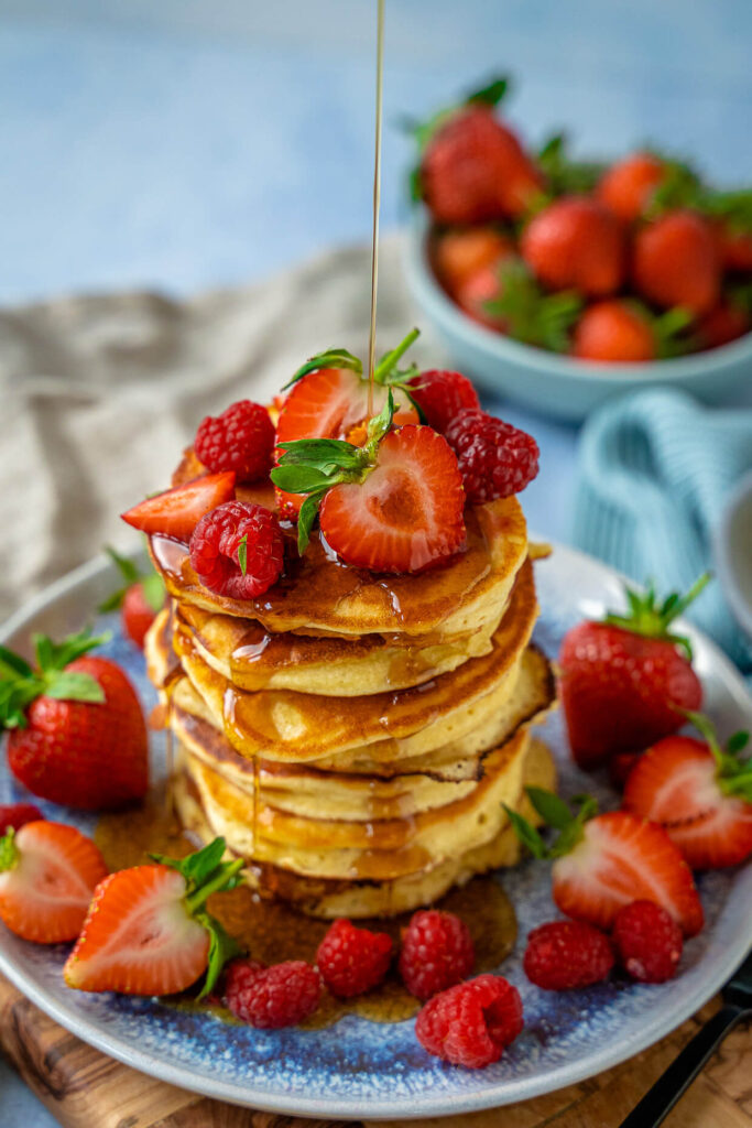 Pancakes Rezept - mit Ahornsirup und Erdbeeren
