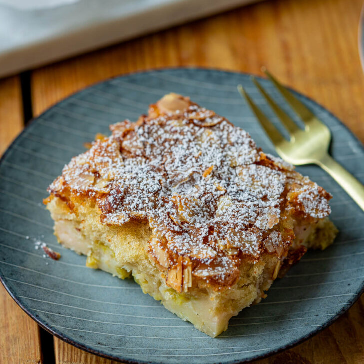 Saftiger Rhabarberkuchen - einfacher Rührkuchen mit Rhabarber