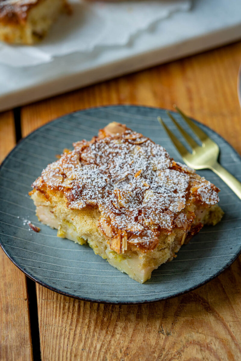 Saftiger Rhabarberkuchen - einfacher Rührkuchen mit Rhabarber
