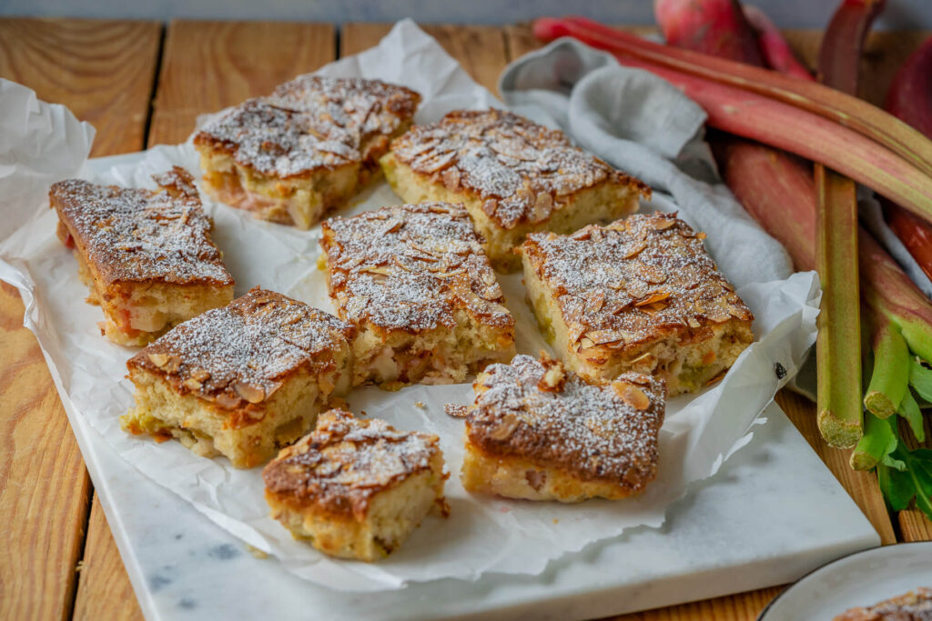 Saftiger Rhabarberkuchen - einfacher Rührkuchen mit Rhabarber