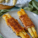 Köstlicher Spargel in Käse und Schinken gebraten
