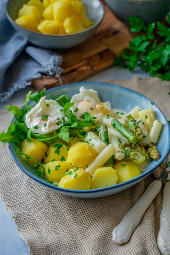 Spargel und pochierte Eier