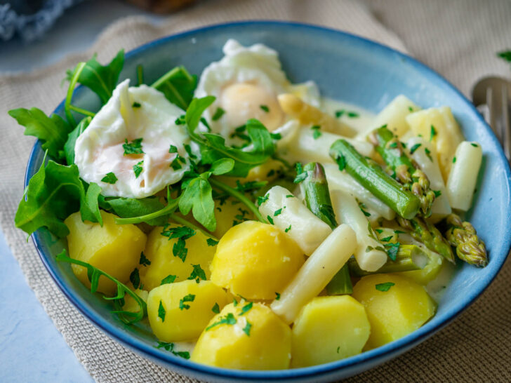 Spargelrezepte: Spargelragout mit pochierten Eiern