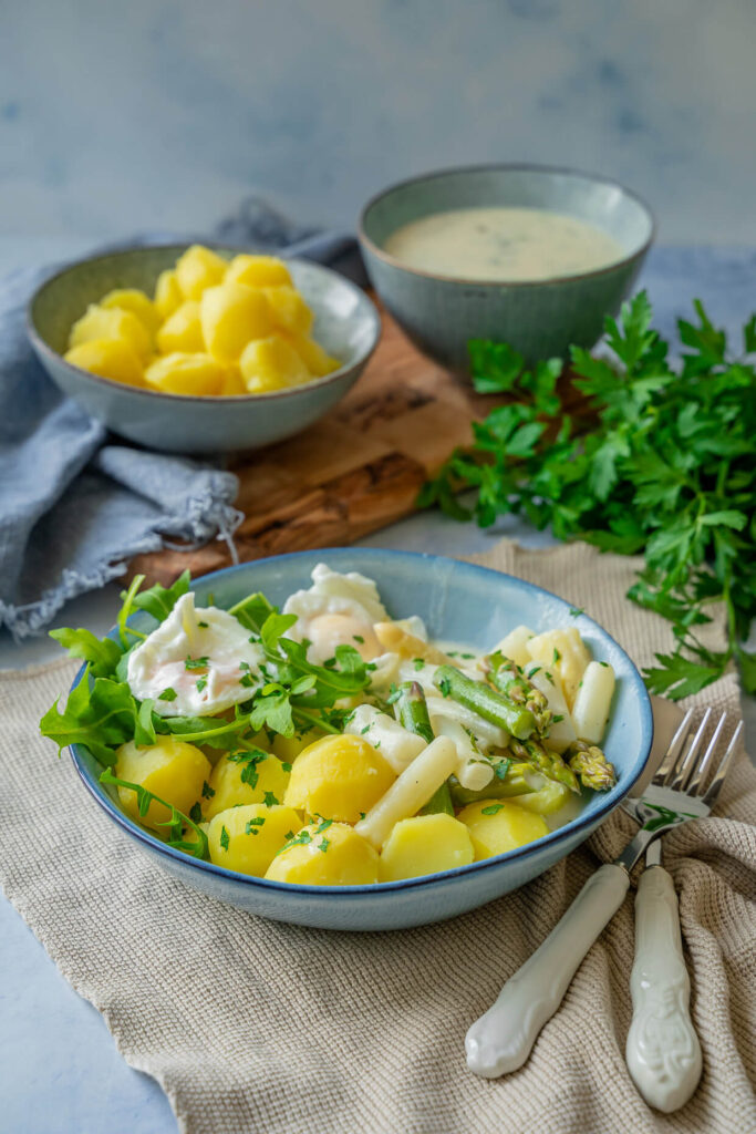 Spargelragout mit pochierten Eiern