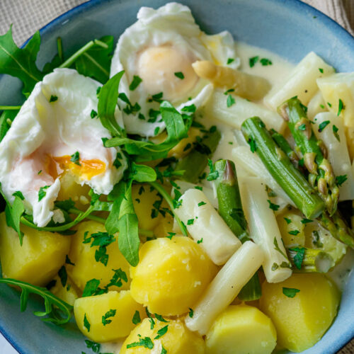 Spargelragout mit pochierten Eiern
