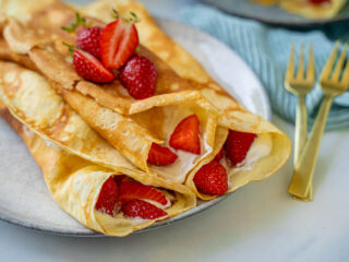 Crepes mit Erdbeeren und Quarkcreme