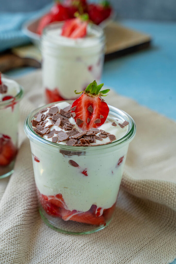Diese 5 Zutaten brauchst du für den Quark mit Erdbeeren