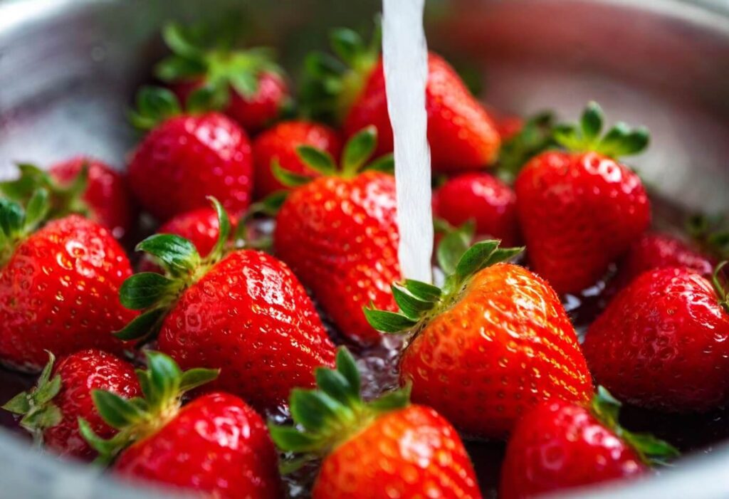 Erdbeeren waschen