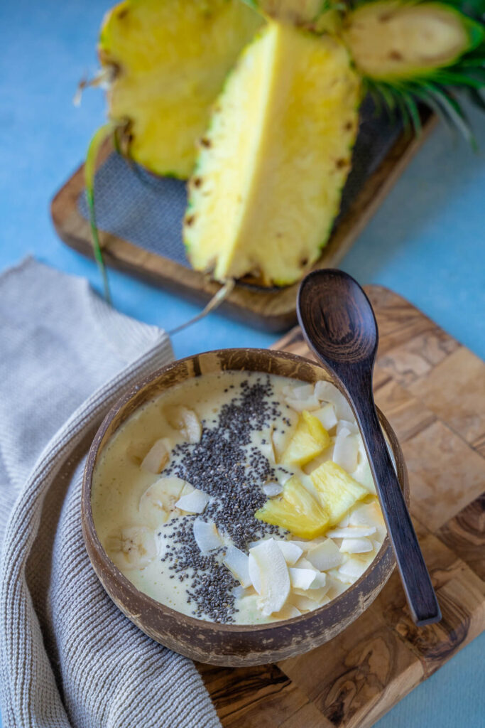 Pina Colada Smoothie Bowl mit Ananas und Banane - einfaches 5 Minuten Rezept für deine sommerliche Frühstücksbowl