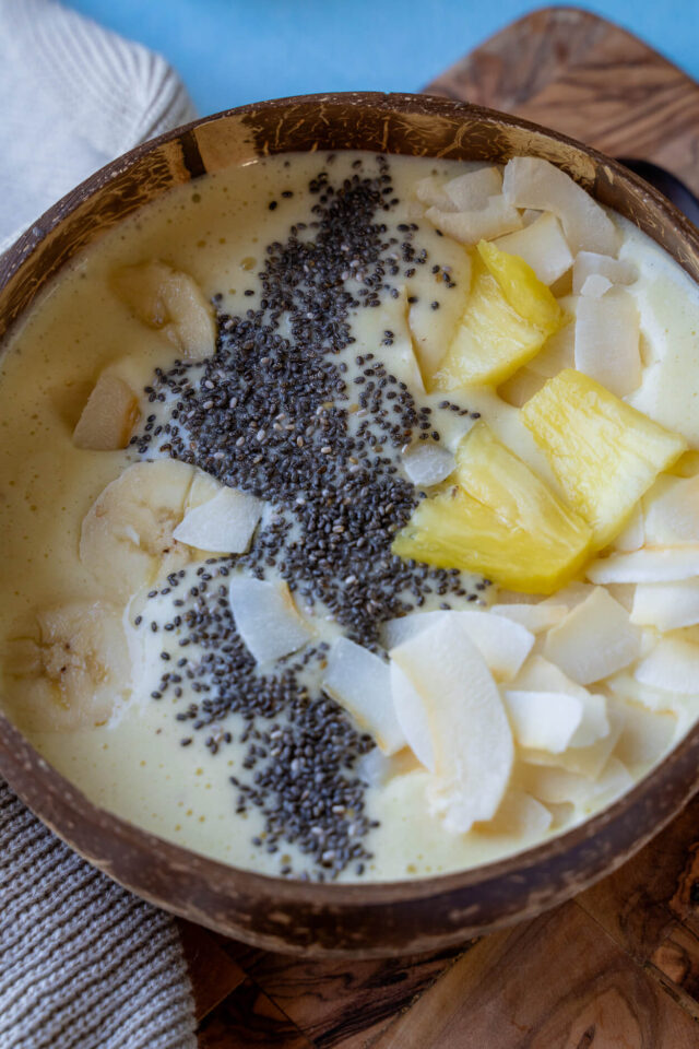 Pina Colada Smoothie Bowl mit Ananas und Banane - einfaches 5 Minuten ...