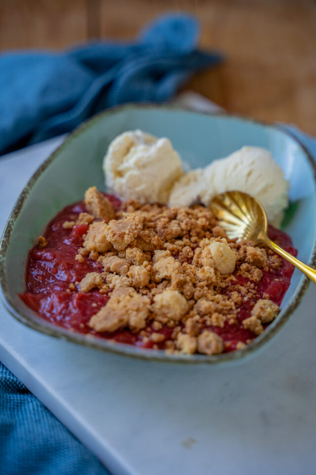 Geniales Dessert Rezept im Sommer - Rhabarber-Crumble backen Geniales Dessert Rezept im Sommer - Rhabarber-Crumble backen