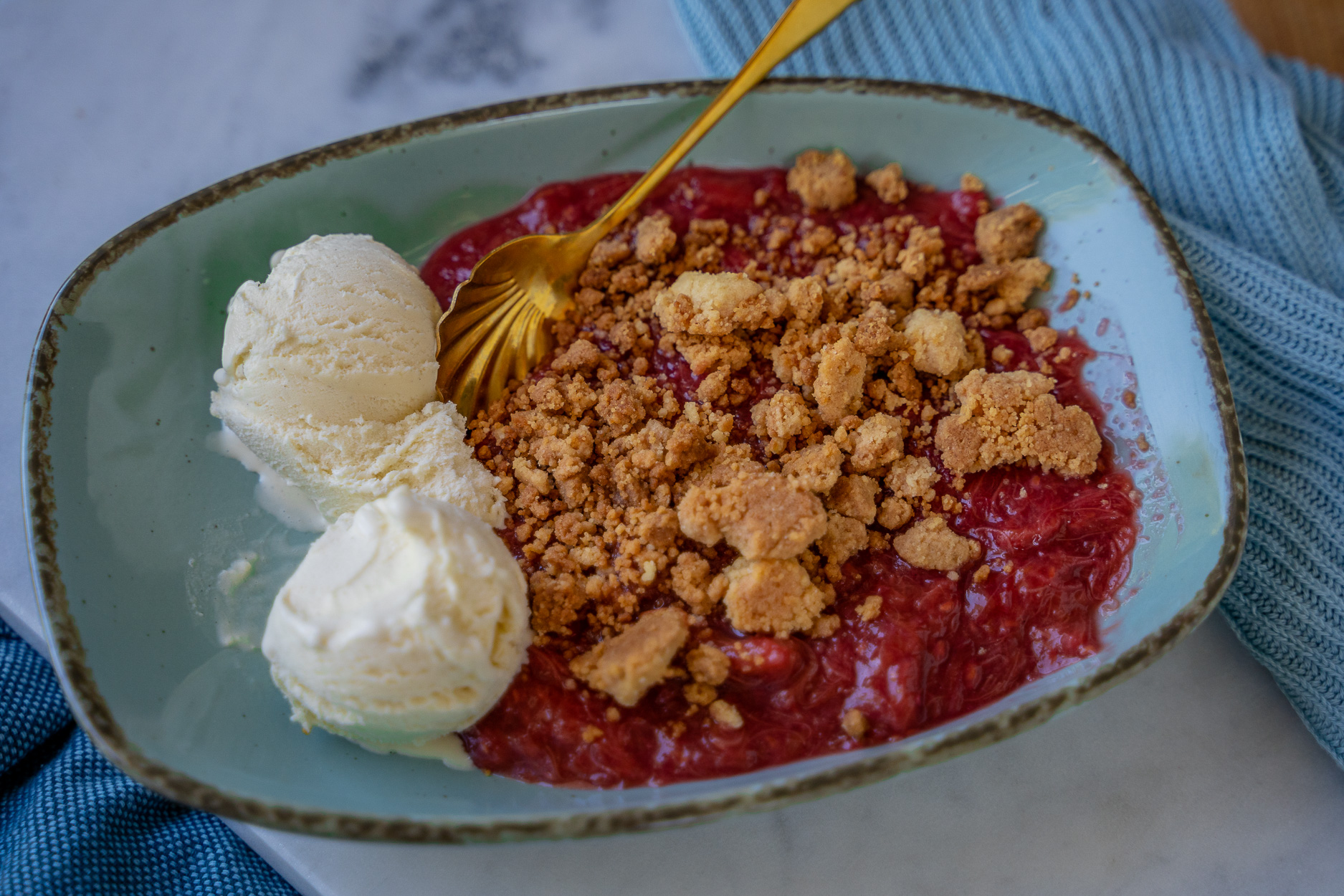 Rhabarber Crumble mit Vanilleeis