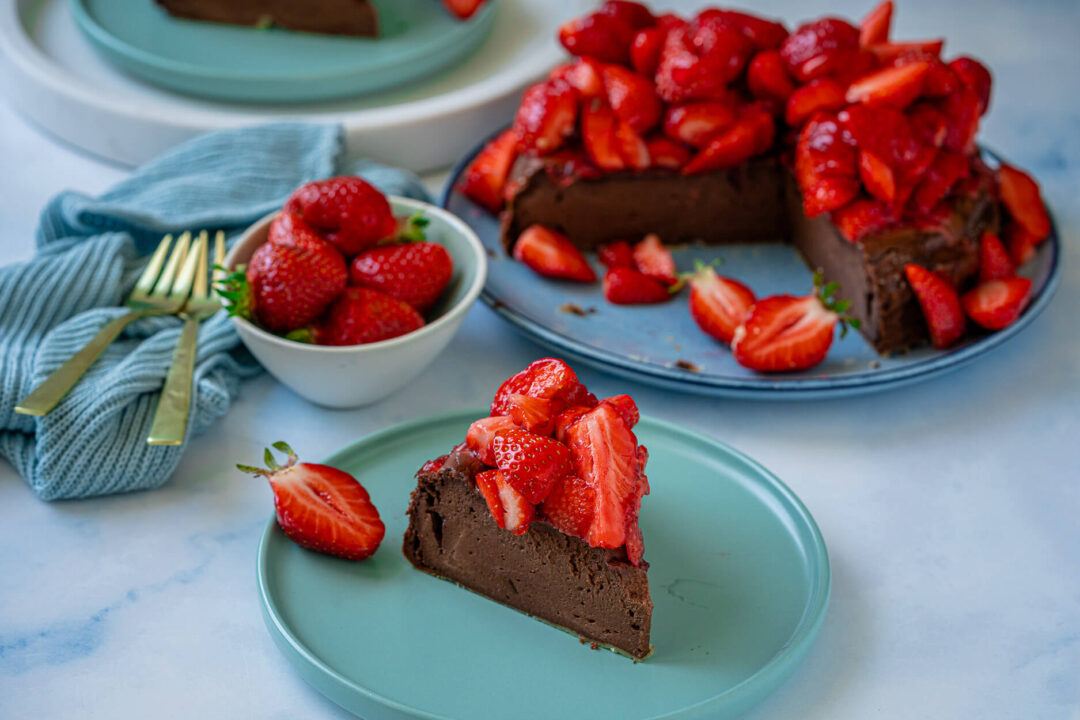 Cremiger Schoko-Käsekuchen mit Erdbeeren - Käsekuchen Rezept Cremiger Schoko-Käsekuchen mit Erdbeeren - Käsekuchen Rezept