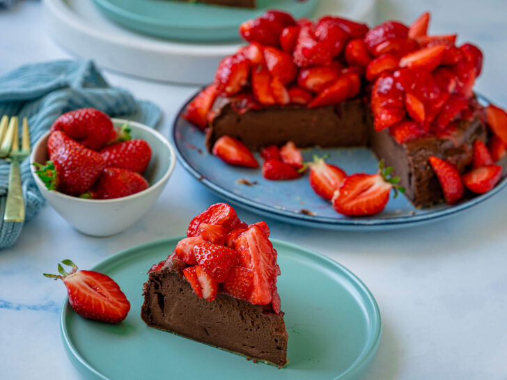 Cremiger Schoko Käsekuchen mit Erdbeeren ohne Boden