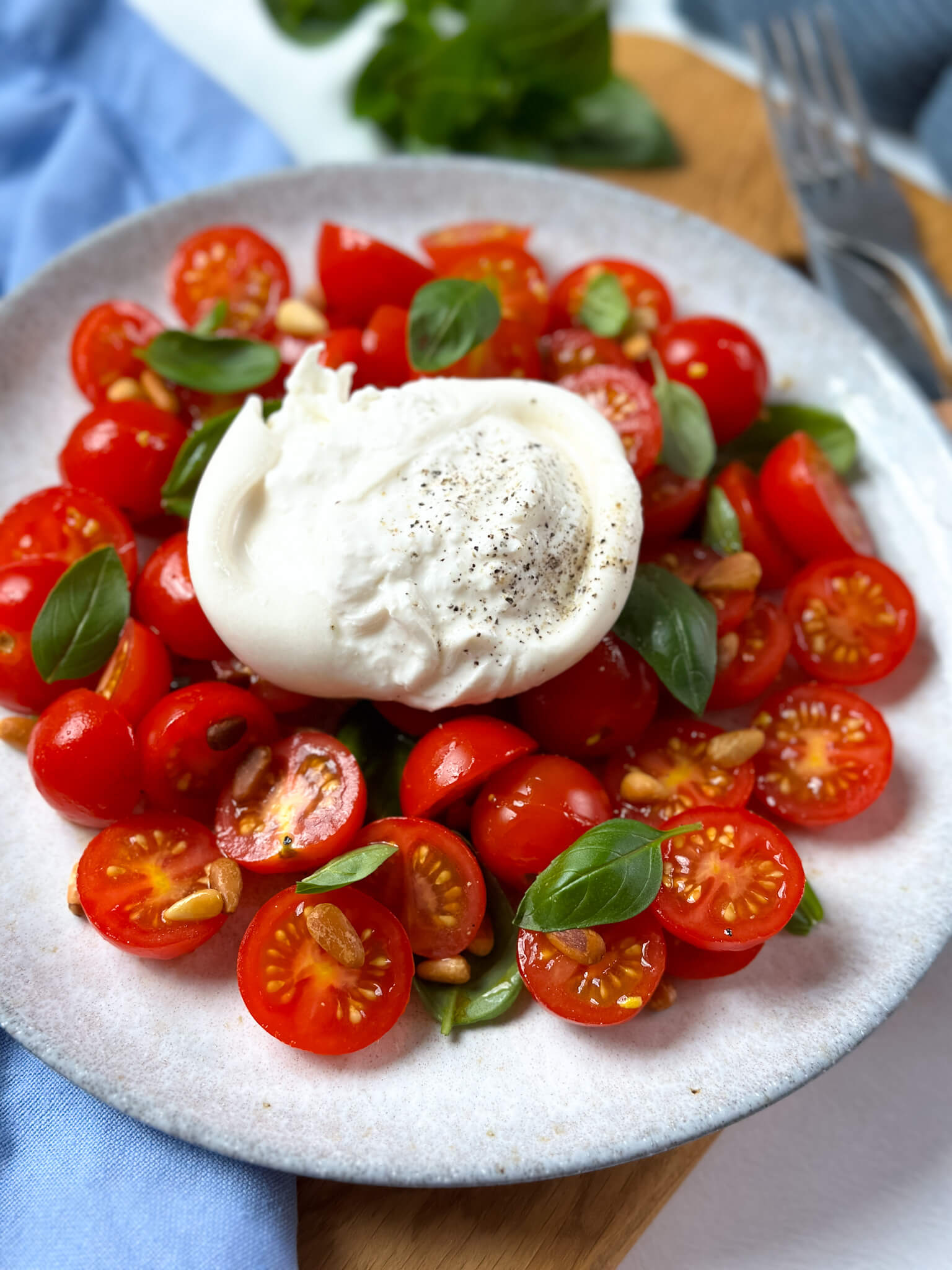Rezept für köstlichen Tomatensalat mit Burrata und Pinienkernen