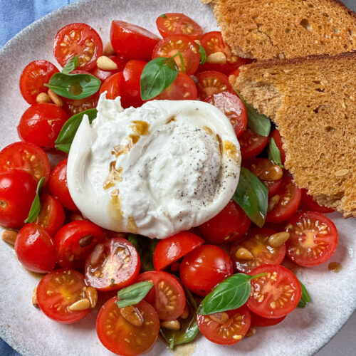 Leckerer Tomatensalat mit cremigem Burrata
