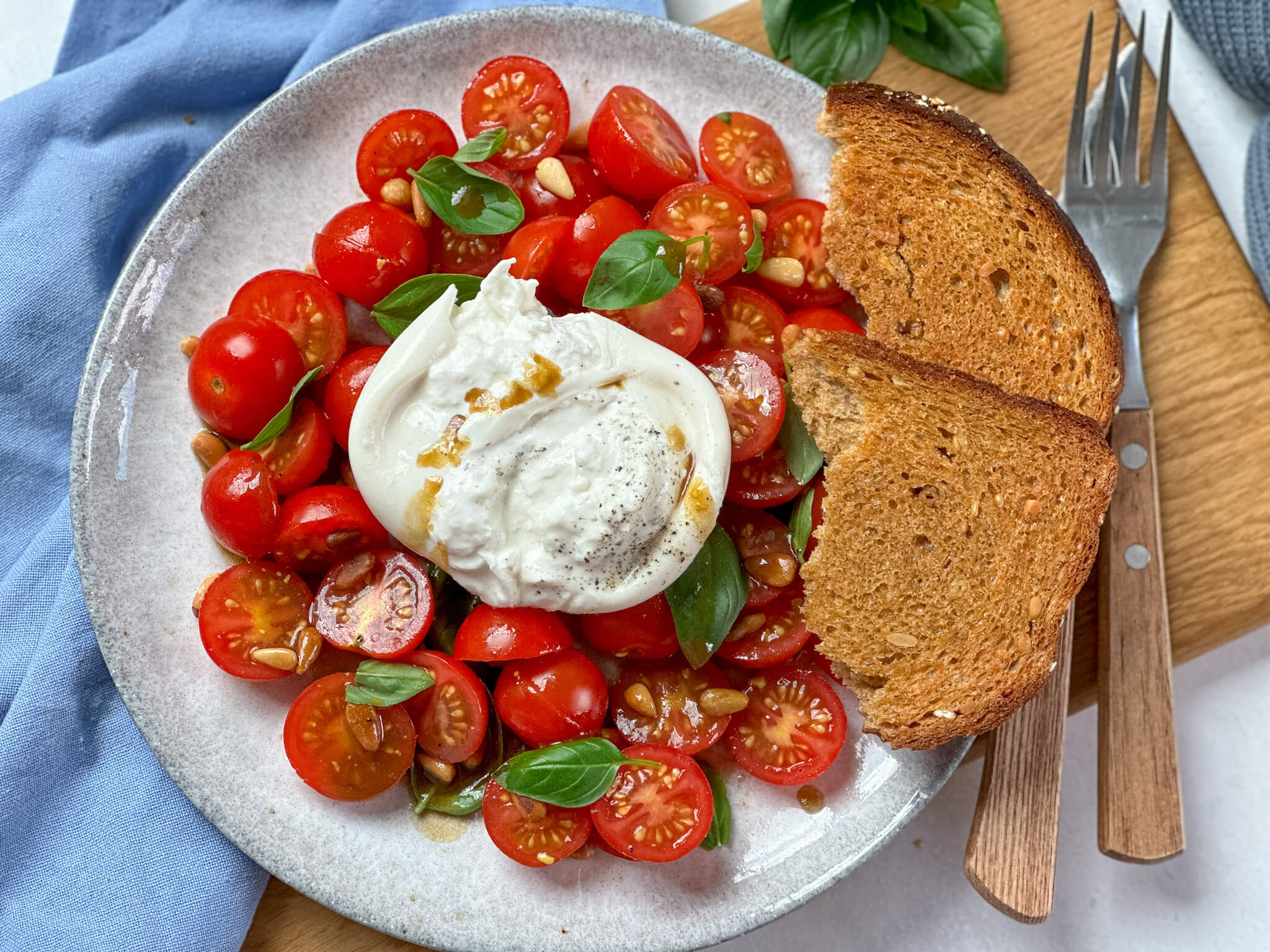 Super Sommer Salat - Tomate, Burrata und Pinienkerne