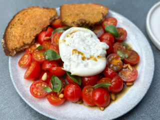 Burrata Salat mit fruchtigen Tomaten