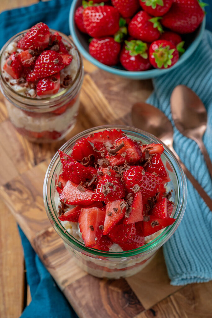 Probiere diesen cremigen Milchreis mit Hafermilch und Erdbeeren