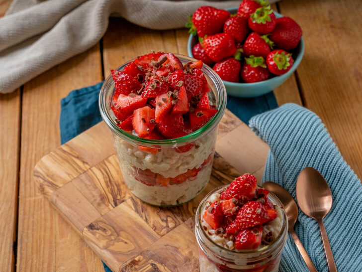 Veganer Milchreis – einfaches Grundrezept für veganen Milchreis mit Hafermilch und frischen Erdbeeren