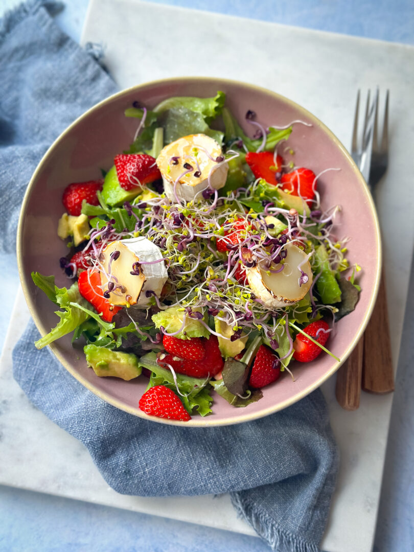 Schnelles Salat Rezept mit gebackenem Ziegenkäse &amp; Erdbeeren